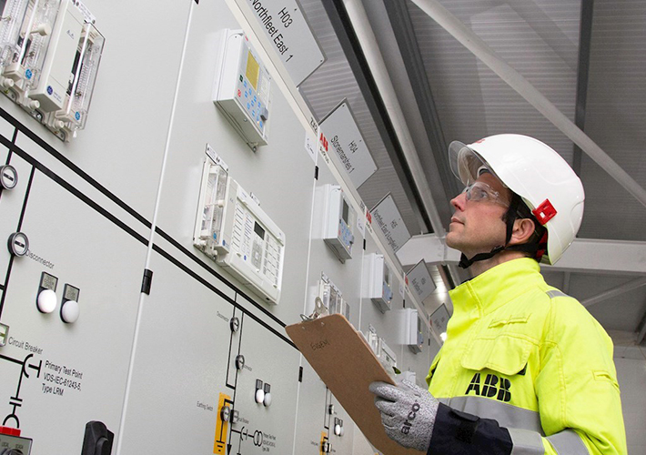 Foto ABB y UK Power Networks cambian a un futuro sostenible con las primeras celdas, de doble barra de 36 kV AirPlusTM, del mundo.
